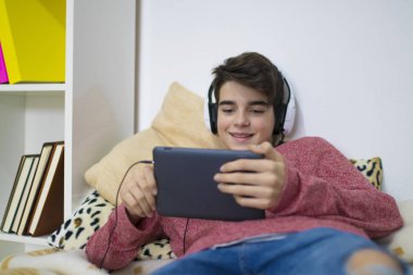 evde tablet ile rahat genç adam