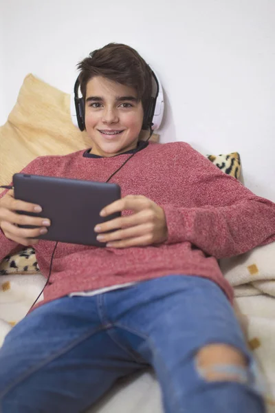 Adolescente Casa Con Auriculares Tableta — Foto de Stock