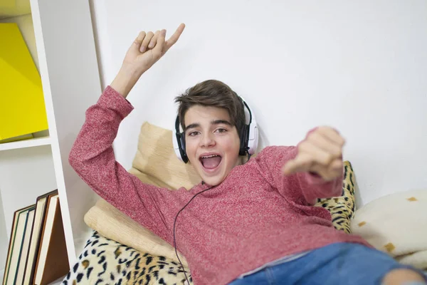Jongeman Luisteren Naar Muziek Dansen Met Koptelefoon — Stockfoto