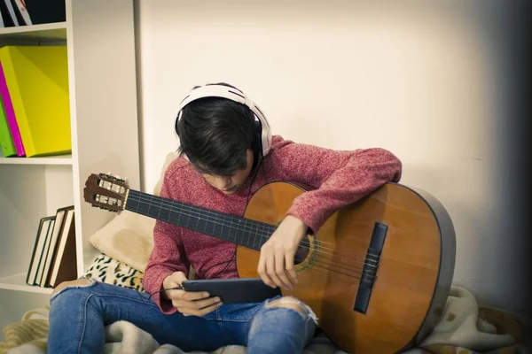 Young Playing Guitar Headphones Home — Stock Photo, Image