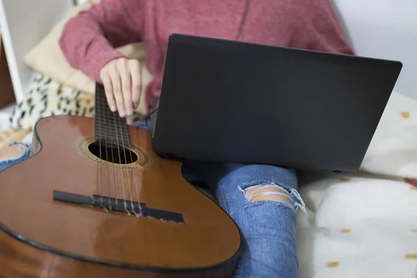 年轻与计算机和吉他在房子房间里 — 图库照片