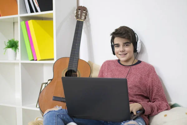 Adolescente Estudiante Que Trabaja Con Computadora Casa — Foto de Stock