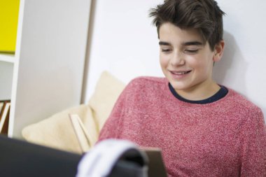 kitap ile genç öğrenci