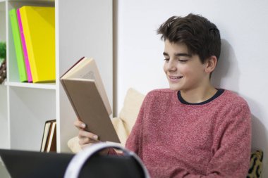 Genç ya da evde bilgisayar ile çalışma öğrenci