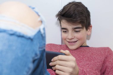 modern genç Genç bir tablet vasıl ev ile