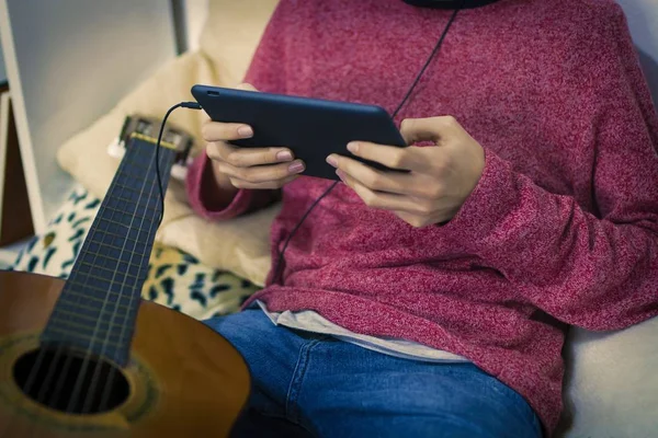 Joven Con Ordenador Guitarra Casa Habitación — Foto de Stock