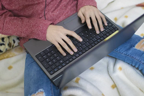 Adolescente Estudiante Que Trabaja Con Computadora Casa —  Fotos de Stock