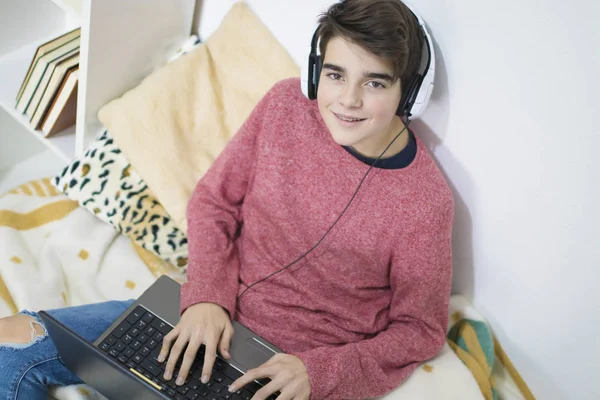 Έφηβο Φοιτητής Που Συνεργάζεται Τον Υπολογιστή Στο Σπίτι — Φωτογραφία Αρχείου
