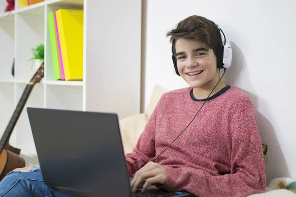 Joven Adolescente Con Portátil Casa — Foto de Stock