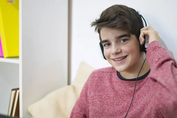 Portrait Young Teenager Headphones Listening — Stock Photo, Image