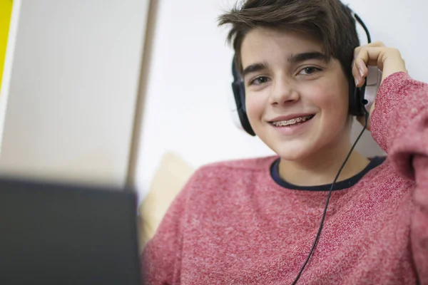 Retrato Adolescente Joven Con Auriculares Escuchando —  Fotos de Stock