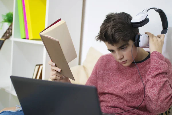 Adolescente Estudiante Que Trabaja Con Computadora Casa — Foto de Stock
