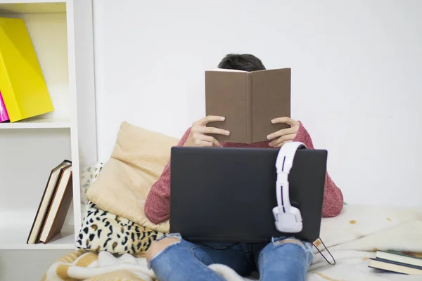 Adolescente Estudiante Que Trabaja Con Computadora Casa — Foto de Stock