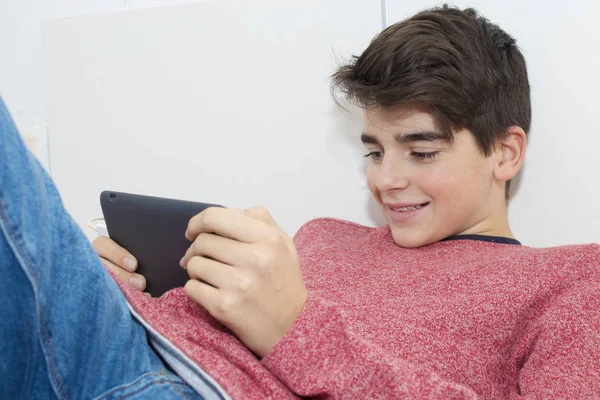 Moderne Jonge Tiener Met Een Tablet Thuis — Stockfoto