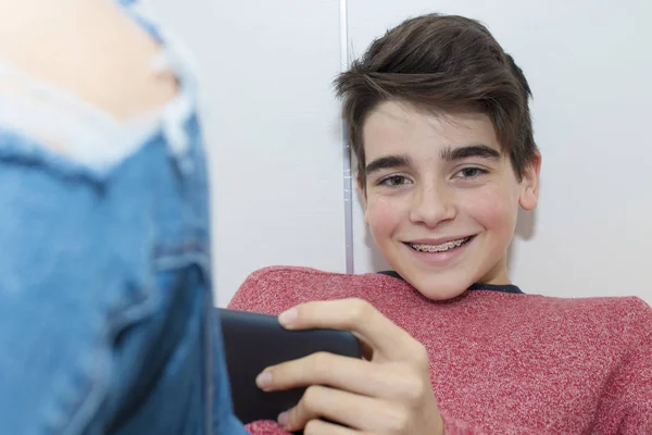 Adolescente Joven Moderno Con Una Tableta Casa — Foto de Stock