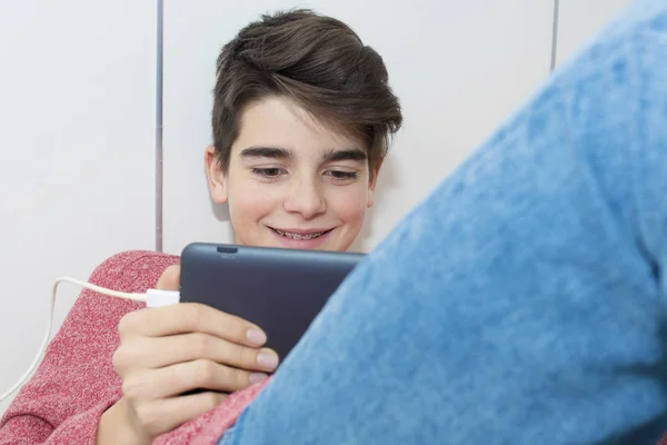 Adolescente Joven Moderno Con Una Tableta Casa — Foto de Stock