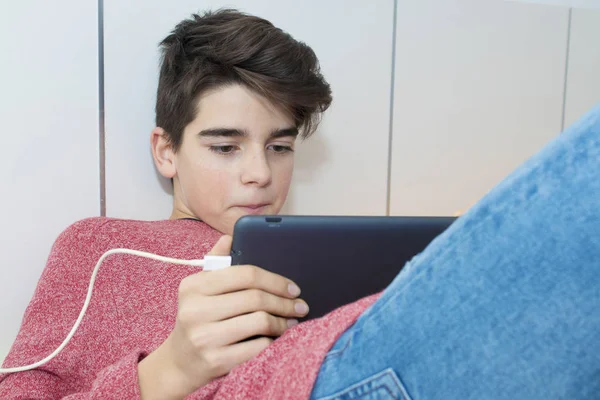 modern genç Genç bir tablet vasıl ev ile