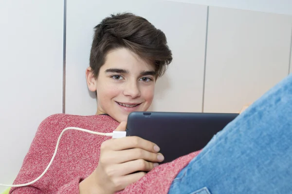 Adolescente Joven Moderno Con Una Tableta Casa —  Fotos de Stock