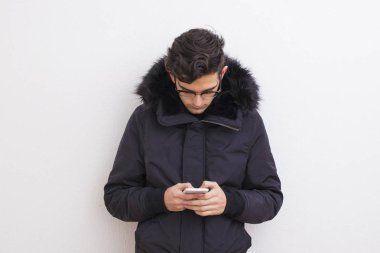 cep telefonu ile beyaz arka plan izole genç