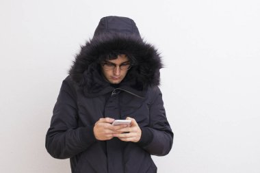 cep telefonu ile beyaz arka plan izole genç