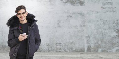 cep telefonu ile genç