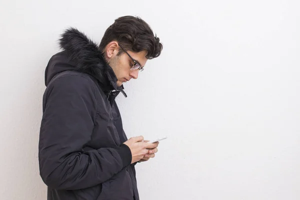 Jovem Isolado Fundo Branco Com Telefone Móvel — Fotografia de Stock