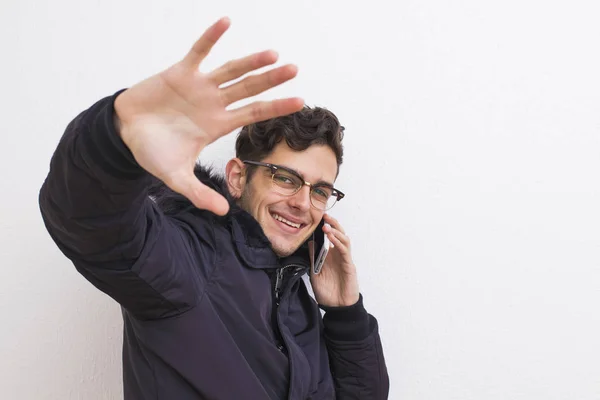 Jonge Geïsoleerd Witte Achtergrond Met Mobiele Telefoon — Stockfoto