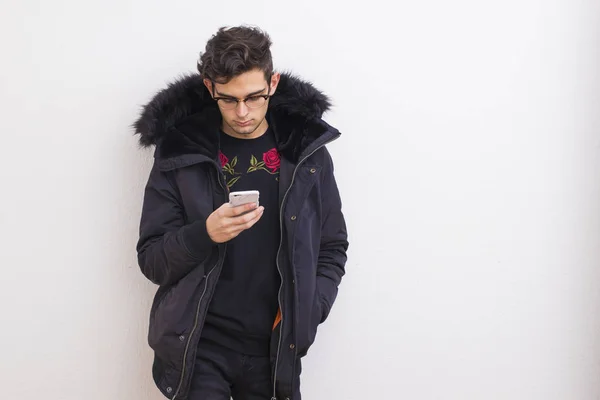 Jovem Isolado Fundo Branco Com Telefone Móvel — Fotografia de Stock