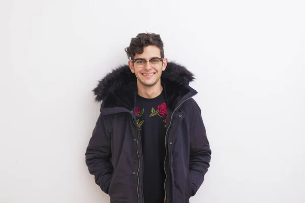 Retrato Joven Aislado Fondo Blanco Con Capa — Foto de Stock