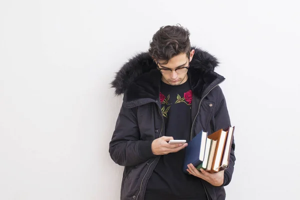 Jonge Student Met Gsm Boeken — Stockfoto