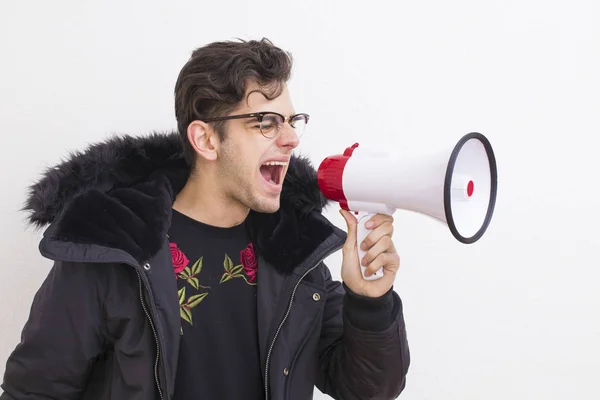 Junger Mann Schreit Mit Isoliertem Megafon — Stockfoto