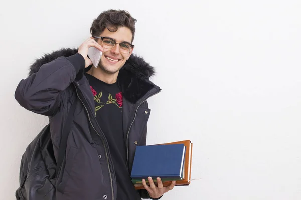 Ung Student Med Mobiltelefon Och Böcker — Stockfoto