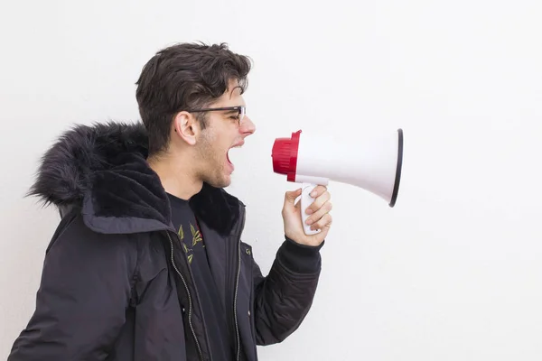 Junger Mann Schreit Mit Isoliertem Megafon — Stockfoto