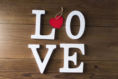 ahşap arka plan üzerinde harflerle seviyorum