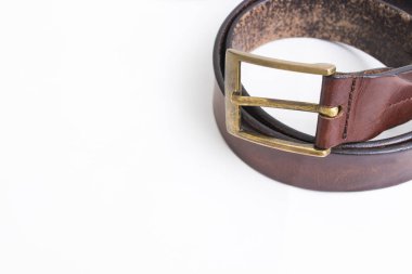 Beyaz yalıtılmış deri kemer