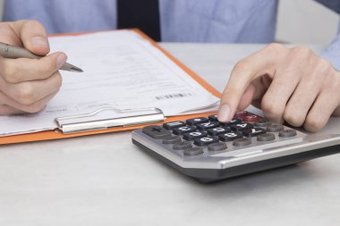 hesap makinesi ofis masasında elleriyle closeup