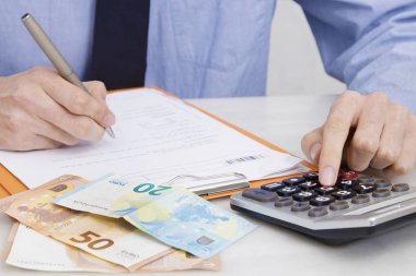 işadamı hesap makinesi ve para tablo çalışma ile