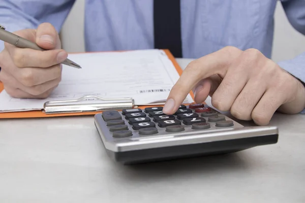 Close Mãos Com Calculadora Mesa Escritório — Fotografia de Stock