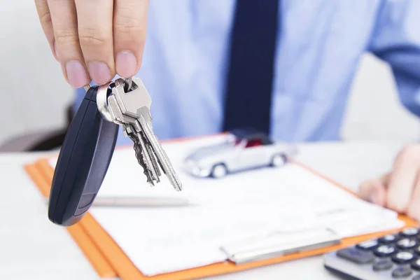 Geschäftsmann Hand Mit Schlüssel Und Auto Steuerung — Stockfoto