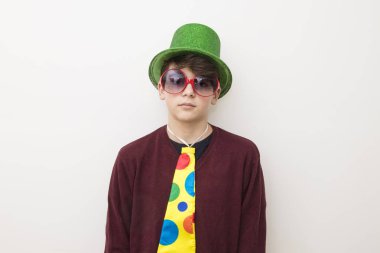 giysiler ve karnaval genç adam beyaz arka plan üzerinde kostüm