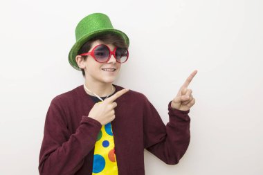 giysiler ve karnaval genç adam beyaz arka plan üzerinde kostüm