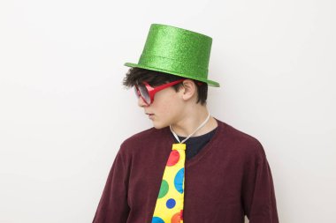 giysiler ve karnaval genç adam beyaz arka plan üzerinde kostüm