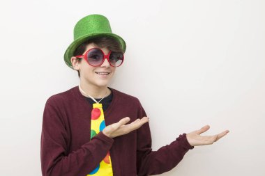 giysiler ve karnaval genç adam beyaz arka plan üzerinde kostüm