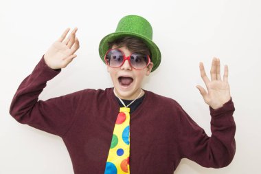 giysiler ve karnaval genç adam beyaz arka plan üzerinde kostüm