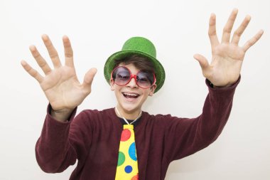 giysiler ve karnaval genç adam beyaz arka plan üzerinde kostüm