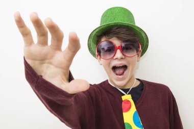 giysiler ve karnaval genç adam beyaz arka plan üzerinde kostüm