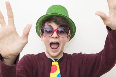 giysiler ve karnaval genç adam beyaz arka plan üzerinde kostüm