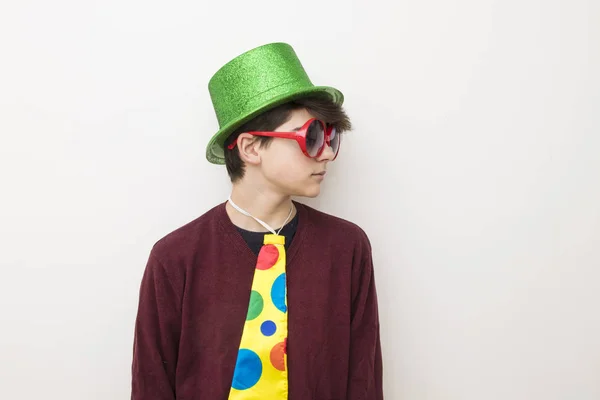 Ung Man Kläder Och Karneval Kostym Vit Bakgrund — Stockfoto
