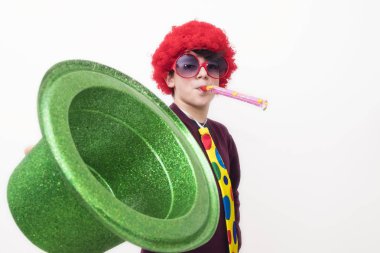 beyaz izole karnaval kılığına çocuk