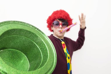 beyaz izole karnaval kılığına çocuk